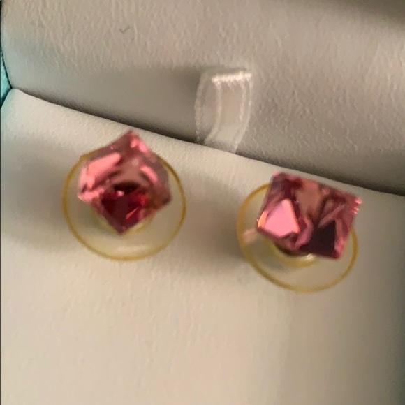 Pink cube stud earrings - Picture 4 of 4